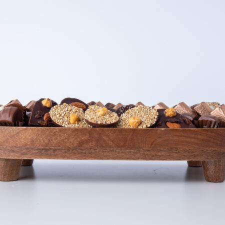 Plateau sur pied Santal avec 1kg200g de chocolats